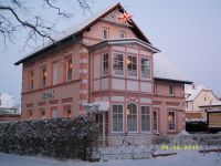 Hier ein Anblick auf Haus & Terrasse im Februar 2012 - Bild 5: barrierefreie kinder- und hundefreundliche Ferienwohnung****im EG in Lubmin