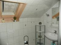 helles Bad mit Waschbecken, Dusche und WC.
Handtücher,Föhn,Toilettenspiegel, Kosmetikspiegel sind vorhanden. - Bild 5: Ferienwohnung am Weissenstädter See im Fichtelgebirge