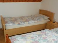 helles Zweibettzimmer mit wunderschönen Blick auf den Gartenteich des Nachbargrundstückes. - Bild 8: Ferienwohnung am Weissenstädter See im Fichtelgebirge