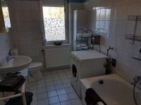 Badezimmer ist schön groß und hell. Mit einer Bad/Duschwanne ausgestattet. Waschmaschine für Familien mit Kleinkindern ist ebnfalls vorhanden. - Bild 2: Ostsee Ferienoase - 3 Zimmer Ferienwohnung in Boltenhagen bis 6 Personen