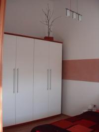 Apartment 1 grosser Kleiderschrank, mit vielen Kleiderbügeln, Bettwäsche, Bettzeug, extra Wolldecken, Handtüchern. Wäscheständer, Bügelbrett und Bügeleisen, sowie Staubsauger sind vorhanden. - Bild 5: Kokomo - 2 modern, neu + Vollausgestattete Ferienwohnungen Insel Vir