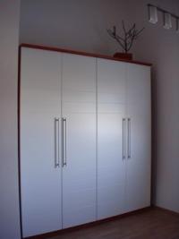 Apartment 2 Schlafzimmer mit grossem Schrank, vielen Kleiderbügeln, Bettwäsche, Handtüchern, Wäscheständer, Bügelbrett und Bügeleisen, Staubsauger - Bild 14: Kokomo - 2 modern, neu + Vollausgestattete Ferienwohnungen Insel Vir