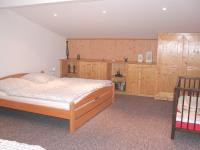 Ander Ansicht des Schlafzimmers: Mit Einbauschränken und Kinderbett. - Bild 2: Appartement Nr. 8 in der Zigeunermühle in Weißenstadt/Fichtelgebirge