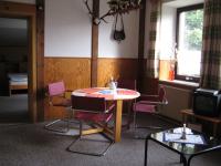 Der Essplatz. Der Tisch wurde gerade durch einen rechteckigen und hellen Stühlen ersetzt. Bild folgt. - Bild 2: Appartement Nr. 7 in der Zigeunermühle in Weißenstadt/Fichtelgebirge