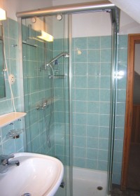 Bad mit Dusche und Badewanne - Bild 11: Traumhafte Bodensee Ferienwohnung - Wilhelmina Hangarter
